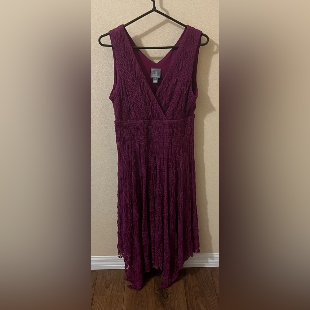 Stretchy lace dress with handkerchief hem